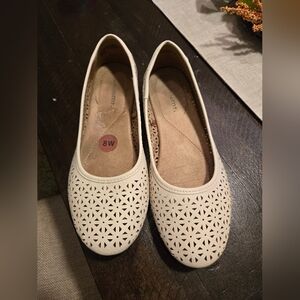 White Mt. Cream Slip-On Flats Sz 8